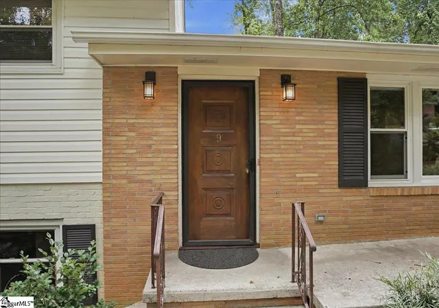 Photo 2 of Single family home for sale at 9 Yorkshire Dr, Greenville, SC 29615 | MLS# 1597291 | Listing updated on 2026-09-09