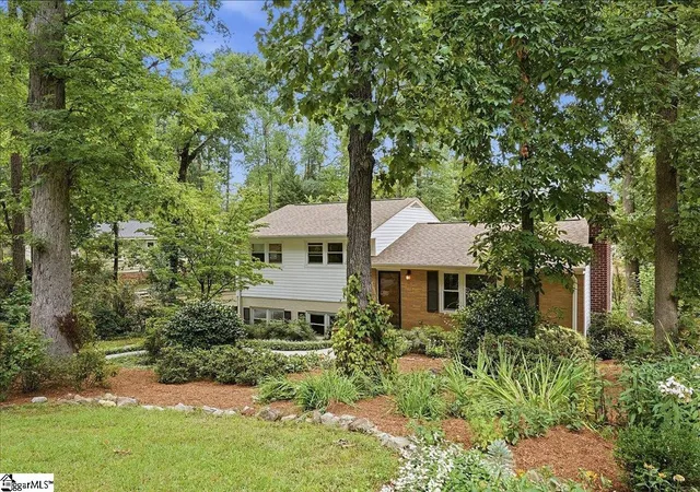 Photo 3 of Single family home for sale at 9 Yorkshire Dr, Greenville, SC 29615 | MLS# 1597291 | Listing updated on 2026-09-09