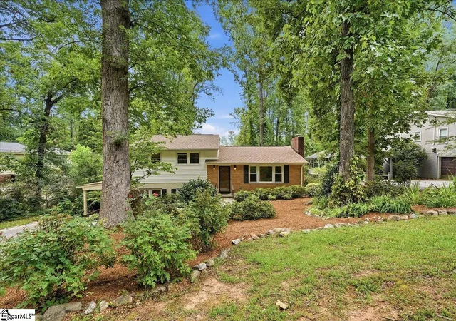 Photo 3 of Single family home for sale at 9 Yorkshire Dr, Greenville, SC 29615 | MLS# 1597291 | Listing updated on 2026-09-09