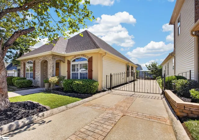 Photo 4 of Single family home for sale at 116 Bur Oak Dr, Taylors, SC 29687 | MLS# 1603490 | Listing updated on 2026-09-11