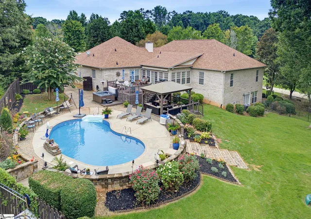 Photo 2 of Single family home for sale at 301 Glen Meadows Dr, Simpsonville, SC 29680 | MLS# 1603992 | Listing updated on 2026-09-29