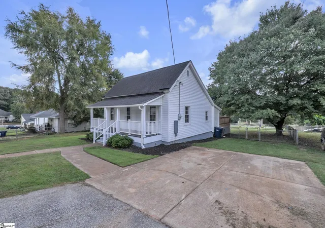 Photo 2 of Single family home for sale at 6 Allen St, Pelzer, SC 29669 | MLS# 1602954 | Listing updated on 2026-09-08