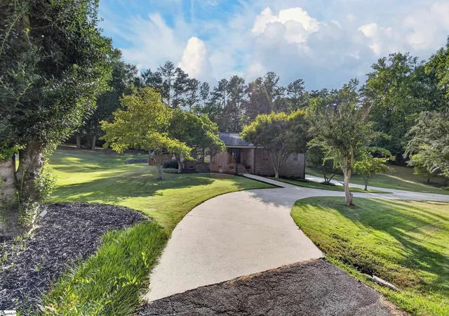 Photo 2 of Single family home for sale at 5 Crestline Rd, Greenville, SC 29609 | MLS# 1605556 | Listing updated on 2026-10-12