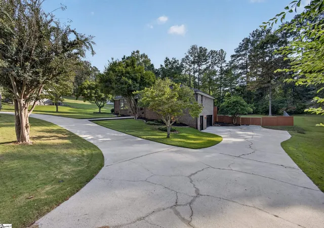 Photo 3 of Single family home for sale at 5 Crestline Rd, Greenville, SC 29609 | MLS# 1605556 | Listing updated on 2026-10-12