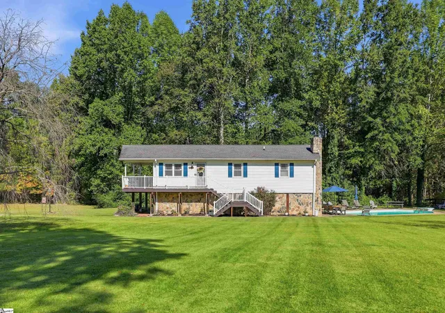 Photo 1 of Single family home for sale at 215 Thompson Rd, Taylors, SC 29687 | MLS# 1605437 | Listing updated on 2026-10-14