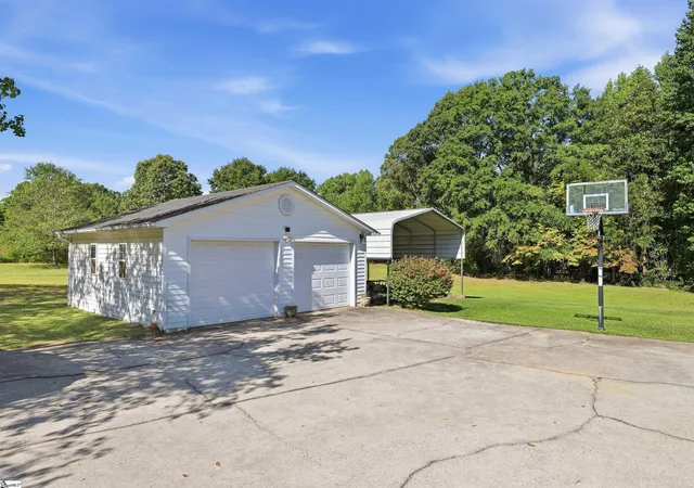 Photo 3 of Single family home for sale at 215 Thompson Rd, Taylors, SC 29687 | MLS# 1605437 | Listing updated on 2026-10-14