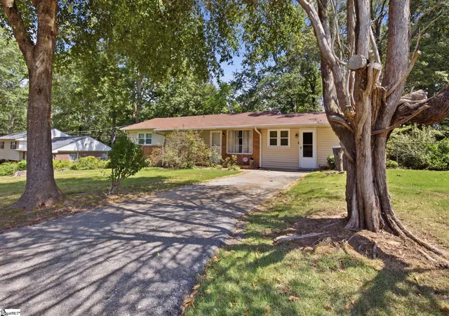 Photo 1 of Sale Pending at 225 W Castle Dr, Greenville, SC 29605 | MLS# 1602378 | Listing updated on 2026-09-02