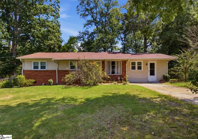 Photo 2 of Sale Pending at 225 W Castle Dr, Greenville, SC 29605 | MLS# 1602378 | Listing updated on 2026-09-02