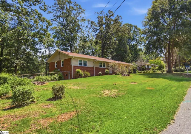 Photo 32 of Sale Pending at 225 W Castle Dr, Greenville, SC 29605 | MLS# 1602378 | Listing updated on 2026-09-30