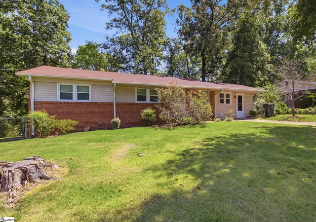 Photo 3 of Sale Pending at 225 W Castle Dr, Greenville, SC 29605 | MLS# 1602378 | Listing updated on 2026-09-02