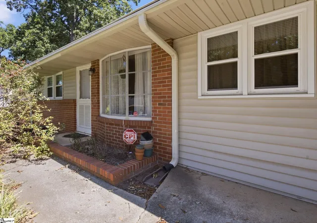 Photo 3 of Sale Pending at 225 W Castle Dr, Greenville, SC 29605 | MLS# 1602378 | Listing updated on 2026-09-02