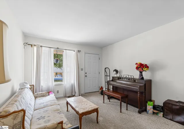 Photo 4 of Sale Pending at 225 W Castle Dr, Greenville, SC 29605 | MLS# 1602378 | Listing updated on 2026-09-02