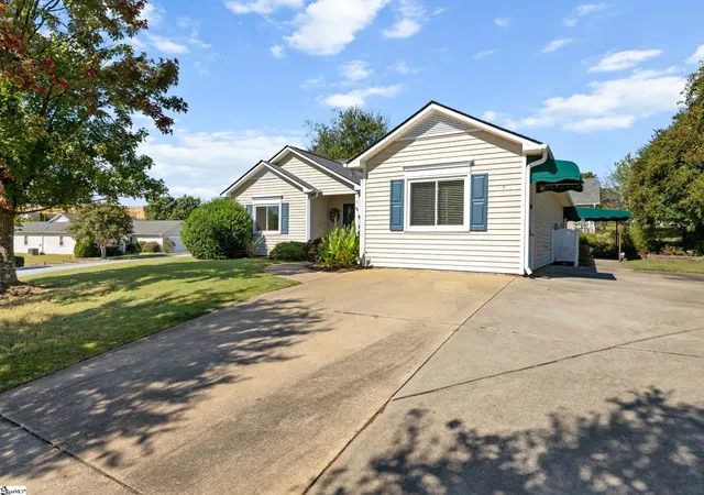 Photo 3 of Single family home for sale at 1 Sunbriar Dr, Greenville, SC 29615 | MLS# 1605301 | Listing updated on 2026-10-07