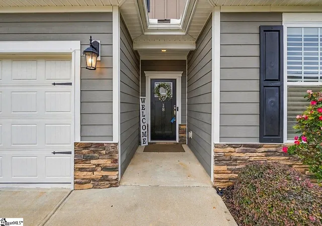 Photo 3 of Single family home for sale at 18 Strawbridge Rd, Simpsonville, SC 29681 | MLS# 1604971 | Listing updated on 2026-10-12