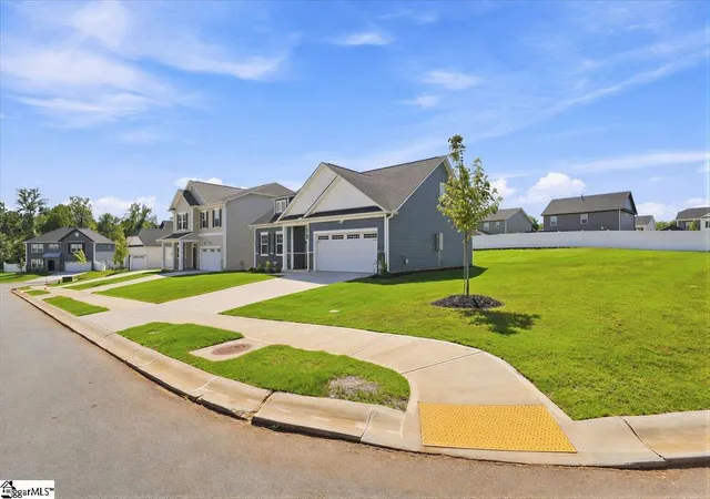 Photo 2 of Single family home for sale at 100 Denbigh Ln, Greenville, SC 29605 | MLS# 1601707 | Listing updated on 2026-09-07