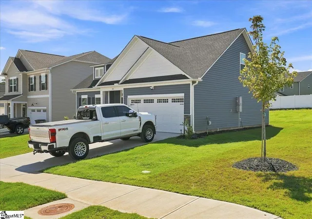 Photo 3 of Single family home for sale at 100 Denbigh Ln, Greenville, SC 29605 | MLS# 1601707 | Listing updated on 2026-09-07