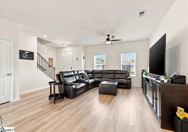 Photo 3 of Single family home for sale at 100 Denbigh Ln, Greenville, SC 29605 | MLS# 1601707 | Listing updated on 2026-09-07