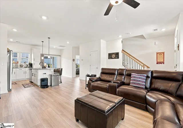 Photo 4 of Single family home for sale at 100 Denbigh Ln, Greenville, SC 29605 | MLS# 1601707 | Listing updated on 2026-09-07