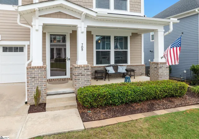 Photo 3 of Single family home for sale at 709 Saint Laurent Way, Simpsonville, SC 29681 | MLS# 1603999 | Listing updated on 2026-10-01