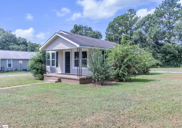 Photo 3 of Single family home for sale at 115 Milliken St, Laurens, SC 29360 | MLS# 1602662 | Listing updated on 2026-09-02