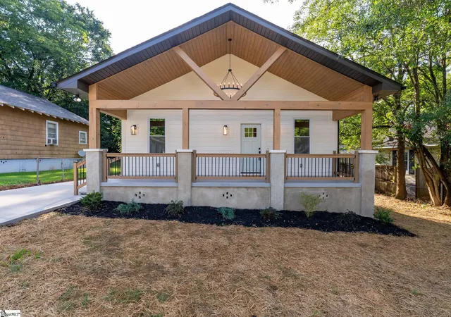Photo 1 of Single family home for sale at 285 Moore St, Greenville, SC 29605 | MLS# 1601527 | Listing updated on 2026-09-22