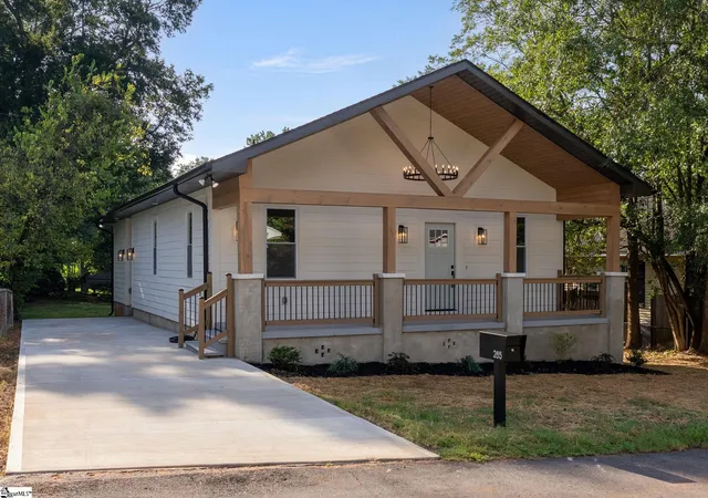 Photo 1 of Single family home for sale at 285 Moore St, Greenville, SC 29605 | MLS# 1601527 | Listing updated on 2026-09-14