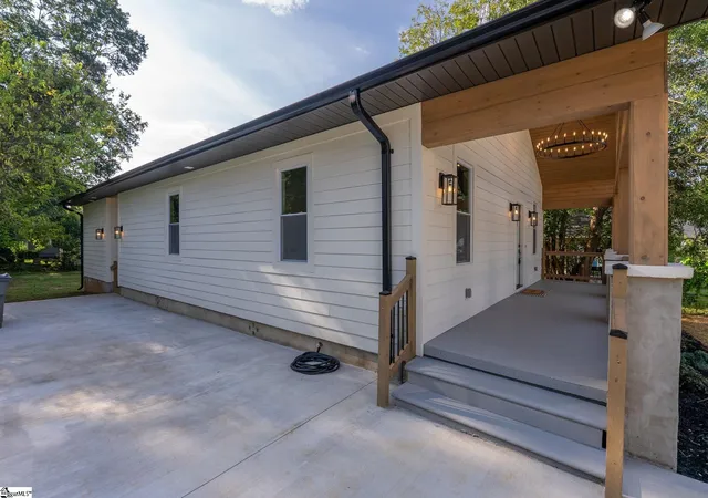 Photo 2 of Single family home for sale at 285 Moore St, Greenville, SC 29605 | MLS# 1601527 | Listing updated on 2026-09-22