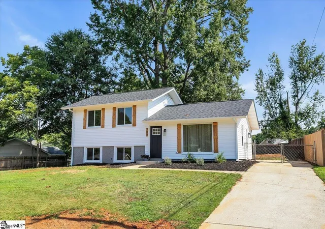 Photo 3 of Single family home for sale at 205 Brookmere Rd, Simpsonville, SC 29681 | MLS# 1600971 | Listing updated on 2026-10-16