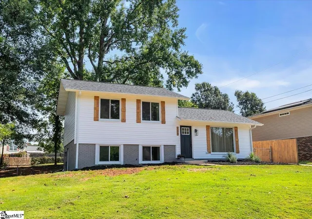 Photo 3 of Single family home for sale at 205 Brookmere Rd, Simpsonville, SC 29681 | MLS# 1600971 | Listing updated on 2026-10-16