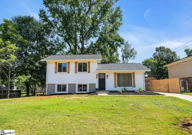 Photo 4 of Single family home for sale at 205 Brookmere Rd, Simpsonville, SC 29681 | MLS# 1600971 | Listing updated on 2026-10-16