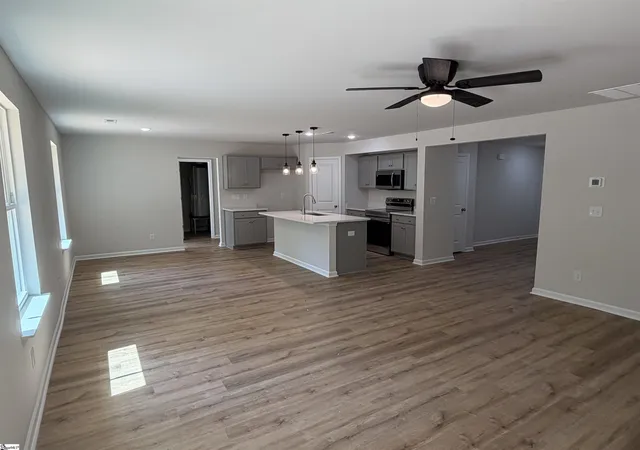 Photo 4 of Sale Pending at 124 Barwood Cir, Greenville, SC 29611 | MLS# 1602865 | Listing updated on 2026-09-08