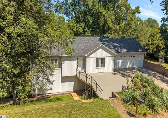 Photo 1 of Single family home for sale at 206 Holly Park Dr, Simpsonville, SC 29681 | MLS# 1605150 | Listing updated on 2026-10-14