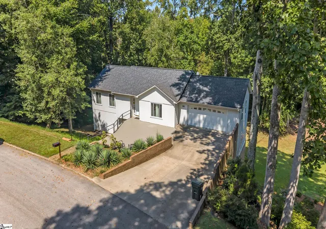 Photo 2 of Single family home for sale at 206 Holly Park Dr, Simpsonville, SC 29681 | MLS# 1605150 | Listing updated on 2026-10-14