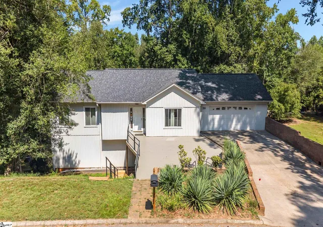 Photo 3 of Single family home for sale at 206 Holly Park Dr, Simpsonville, SC 29681 | MLS# 1605150 | Listing updated on 2026-10-14