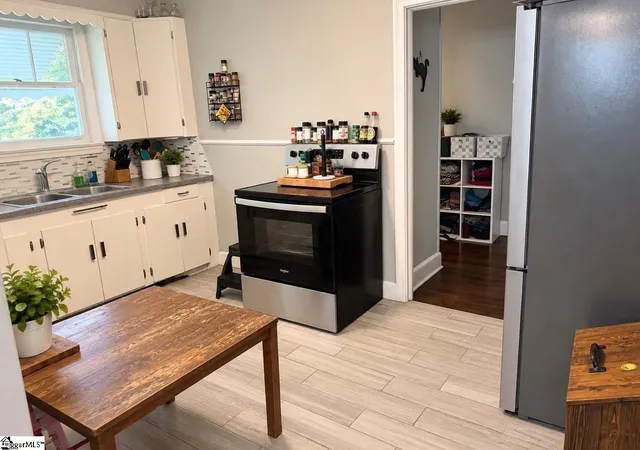 Photo 2 of Single family home for sale at 2319 Westview Dr, Cayce, SC 29033 | MLS# 1602652 | Listing updated on 2026-09-08