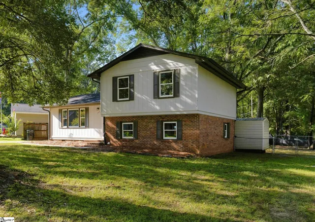 Photo 1 of Single family home for sale at 202 Vinewood Ct, Simpsonville, SC 29680 | MLS# 1602691 | Listing updated on 2026-09-02