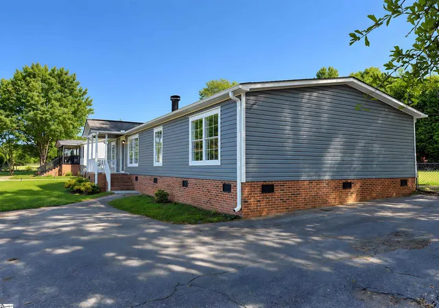 Photo 3 of Manufactured home for sale at 2015 Ballenger Rd, Wellford, SC 29385 | MLS# 1606436 | Listing updated on 2026-10-12