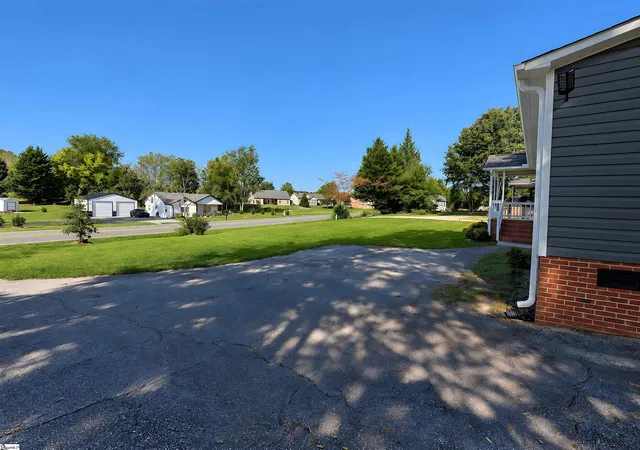 Photo 4 of Manufactured home for sale at 2015 Ballenger Rd, Wellford, SC 29385 | MLS# 1606436 | Listing updated on 2026-10-12