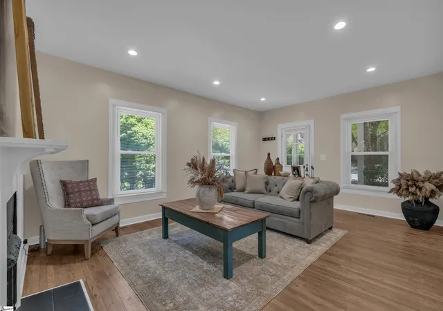 Photo 3 of Single family home for sale at 214 Beattie St, Simpsonville, SC 29681 | MLS# 1602568 | Listing updated on 2026-10-07