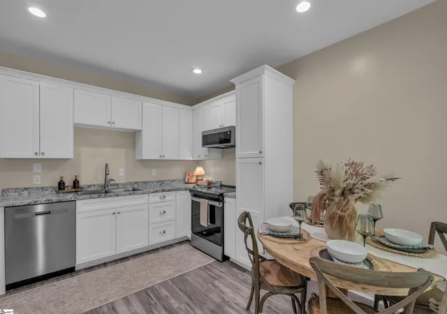 Photo 4 of Single family home for sale at 214 Beattie St, Simpsonville, SC 29681 | MLS# 1602568 | Listing updated on 2026-10-07