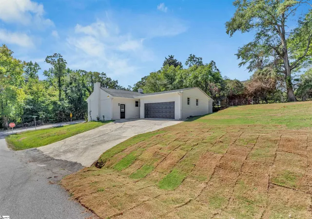 Photo 3 of Single family home for sale at 1 Cashmere Dr, Greenville, SC 29605 | MLS# 1605549 | Listing updated on 2026-10-15