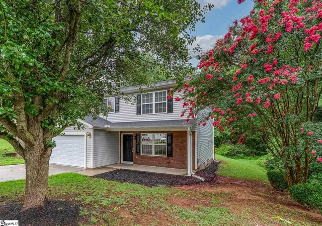 Photo 2 of Single family home for sale at 101 Kingscreek Dr, Greer, SC 29650 | MLS# 1605479 | Listing updated on 2026-10-01
