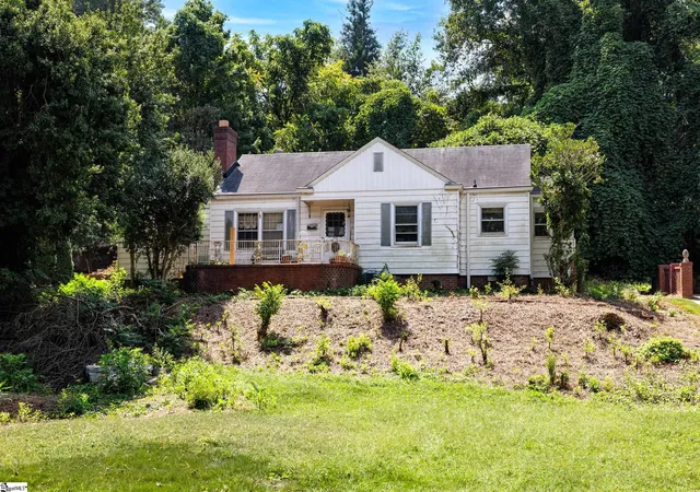 Photo 2 of Single family home for sale at 19 Hindman Dr, Greenville, SC 29609 | MLS# 1603014 | Listing updated on 2026-09-09