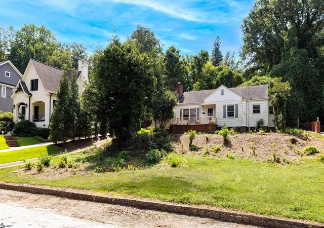 Photo 3 of Single family home for sale at 19 Hindman Dr, Greenville, SC 29609 | MLS# 1603014 | Listing updated on 2026-09-09