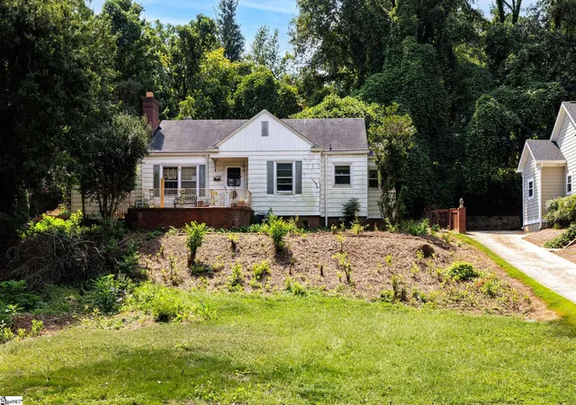 Photo 3 of Single family home for sale at 19 Hindman Dr, Greenville, SC 29609 | MLS# 1603014 | Listing updated on 2026-09-09