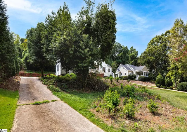 Photo 4 of Single family home for sale at 19 Hindman Dr, Greenville, SC 29609 | MLS# 1603014 | Listing updated on 2026-09-09