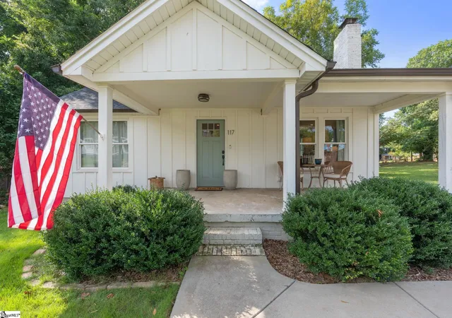 Photo 2 of Single family home for sale at 117 Monteith Cir, Greenville, SC 29605 | MLS# 1604729 | Listing updated on 2026-10-14