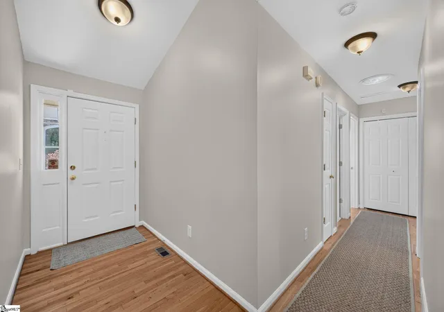 Photo 3 of Single family home for sale at 5 Leighton Ct, Simpsonville, SC 29680 | MLS# 1605404 | Listing updated on 2026-10-27