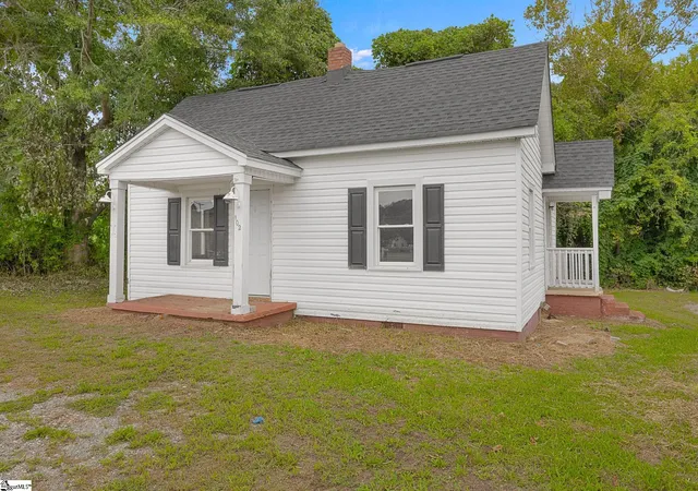 Photo 2 of Single family home for sale at 102 Sunset Dr, Pickens, SC 29671 | MLS# 1605120 | Listing updated on 2026-09-28
