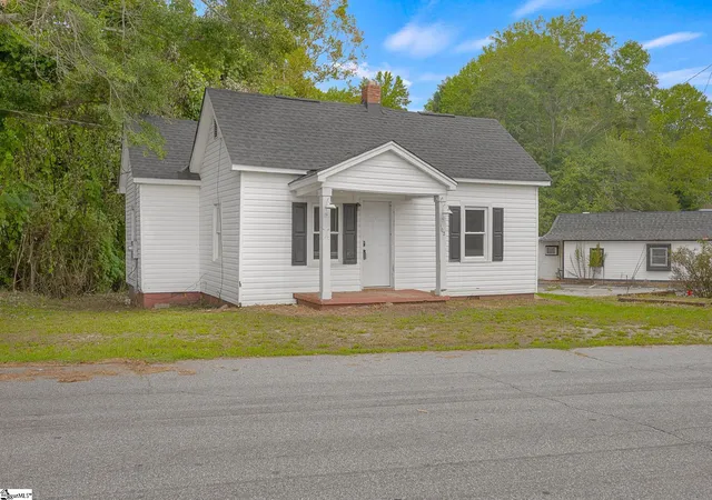Photo 3 of Single family home for sale at 102 Sunset Dr, Pickens, SC 29671 | MLS# 1605120 | Listing updated on 2026-09-28
